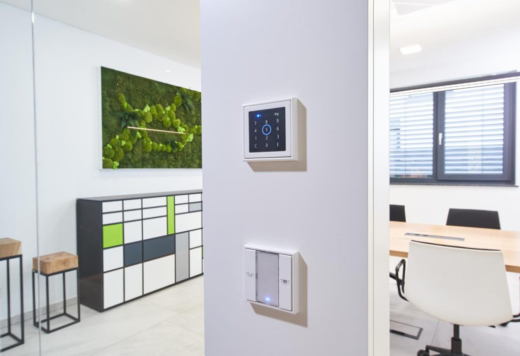 Eingangsbereich Innenansicht Büro mit Zahlencode Energietechnik Becker GmbH